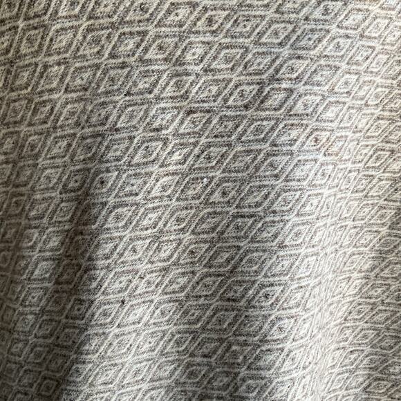 Mexican Wool Poncho with Wooden Buttons – Light Gray with Fringe / Poncho - Picture 8 of 11